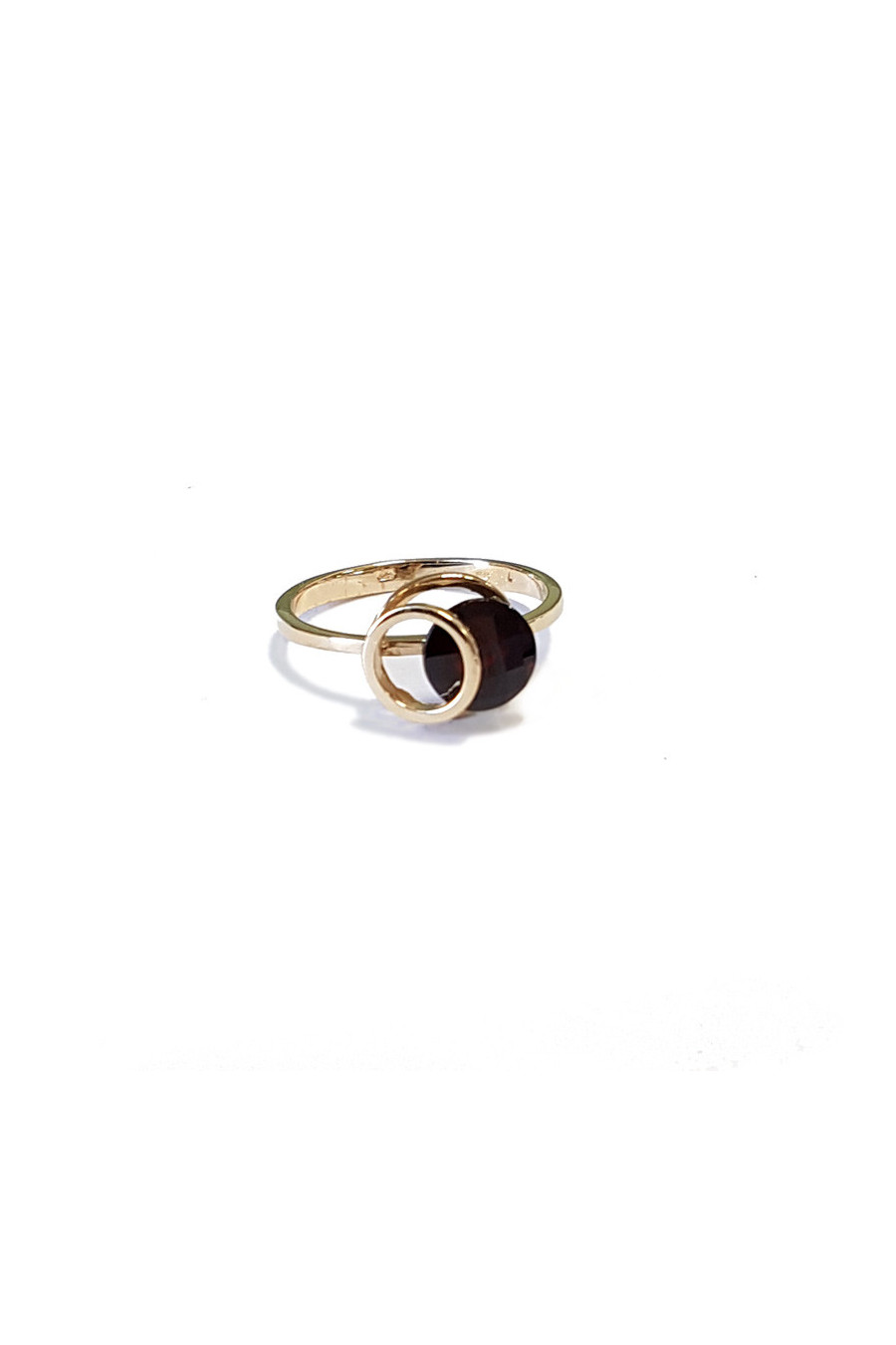 Gold ring, garnet