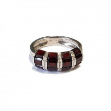 Stříbrný prsten s granátem