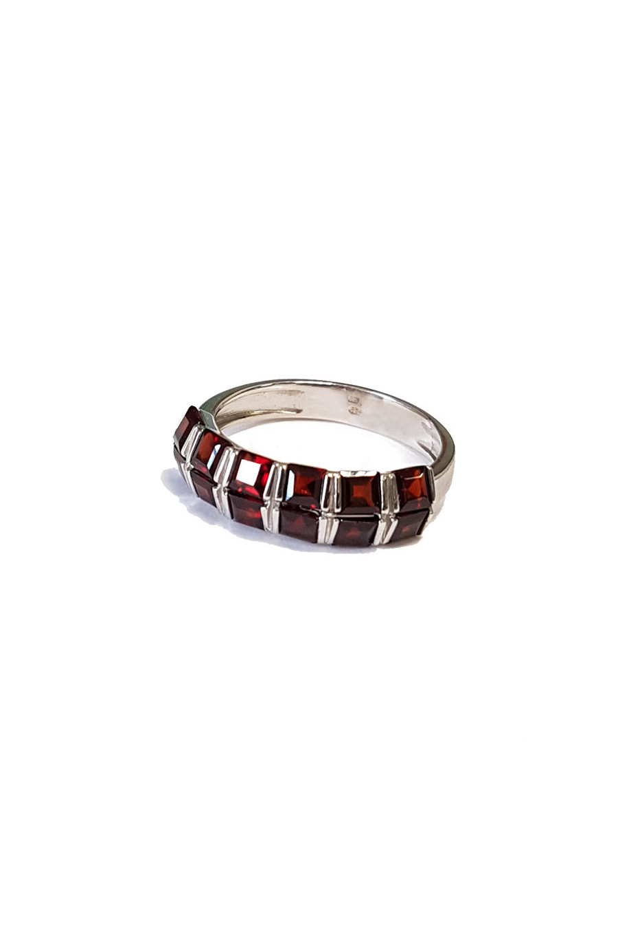 Stříbrný prsten s granátem