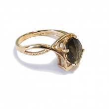Золотое кольцо с влтавином