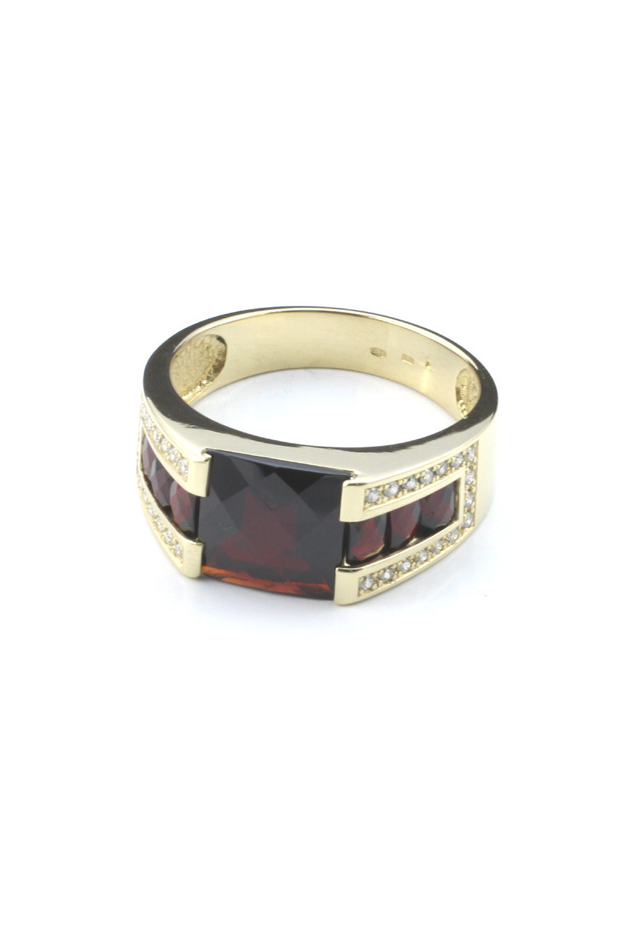 Men's gold ring with garnet and diamonds